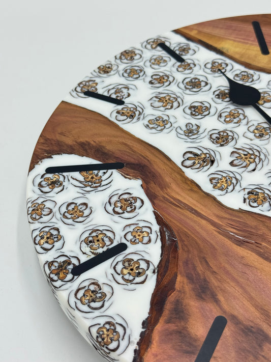 Weiße Zwetschge mit Zapfen