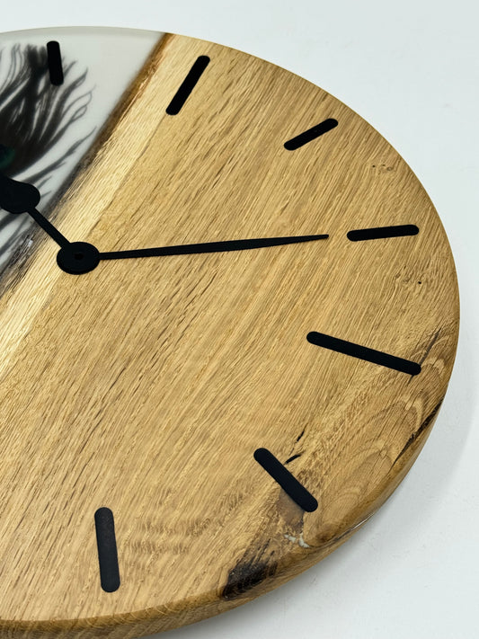 Weiße Eiche mit Pfauenfedern