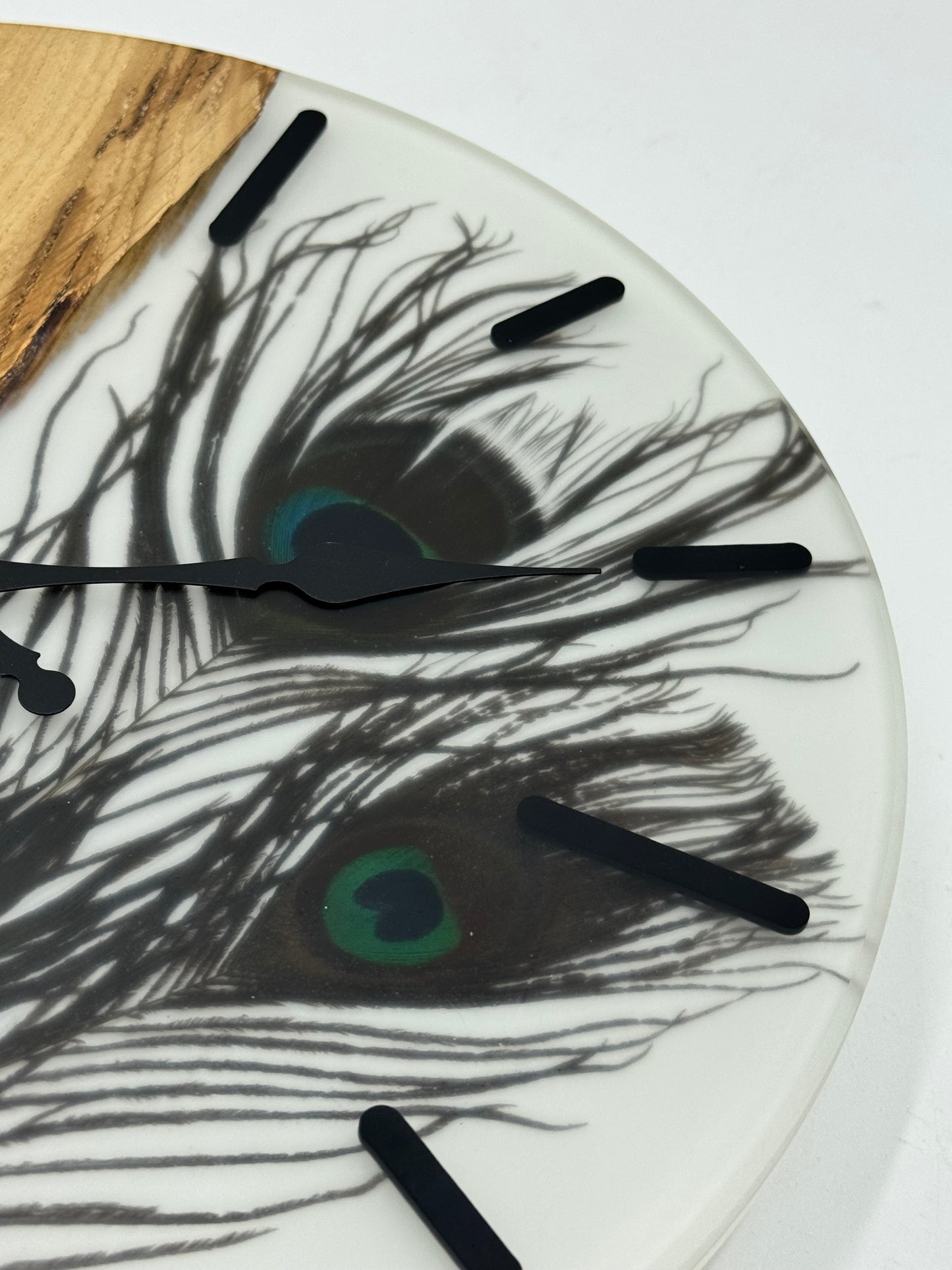 Weiße Eiche mit Pfauenfedern