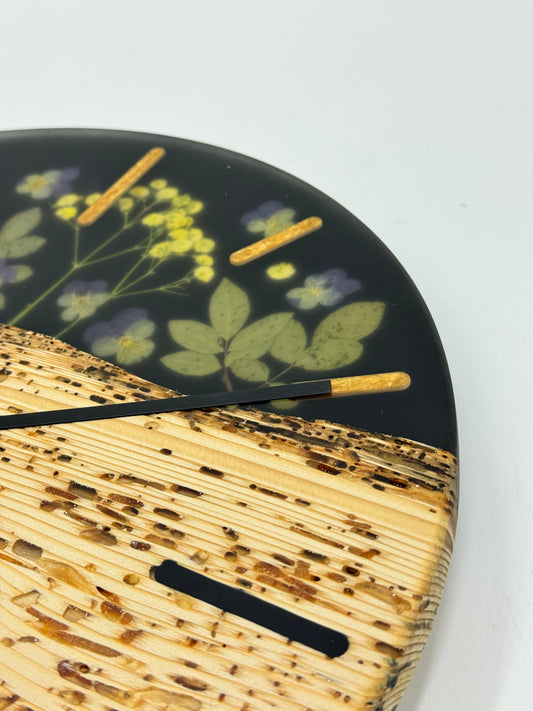 Schwarze Fichte verwurmt mit Blumen