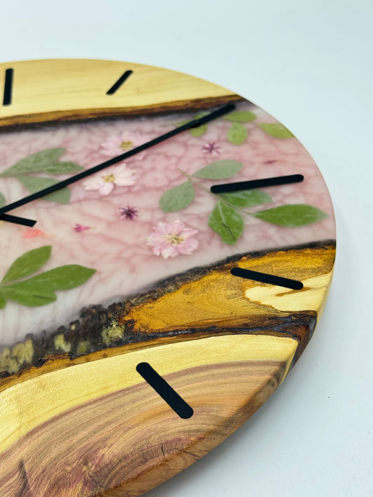 Rosa Zwetschge mit Blumen