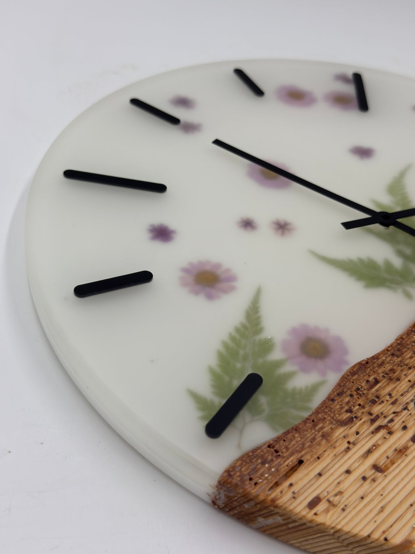 Weiße wurmige Fichte mit Blumen