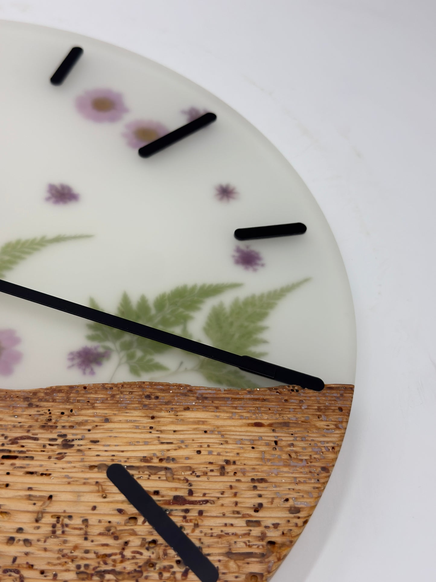 Weiße wurmige Fichte mit Blumen