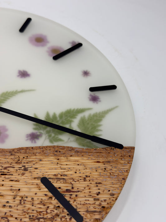 Weiße wurmige Fichte mit Blumen