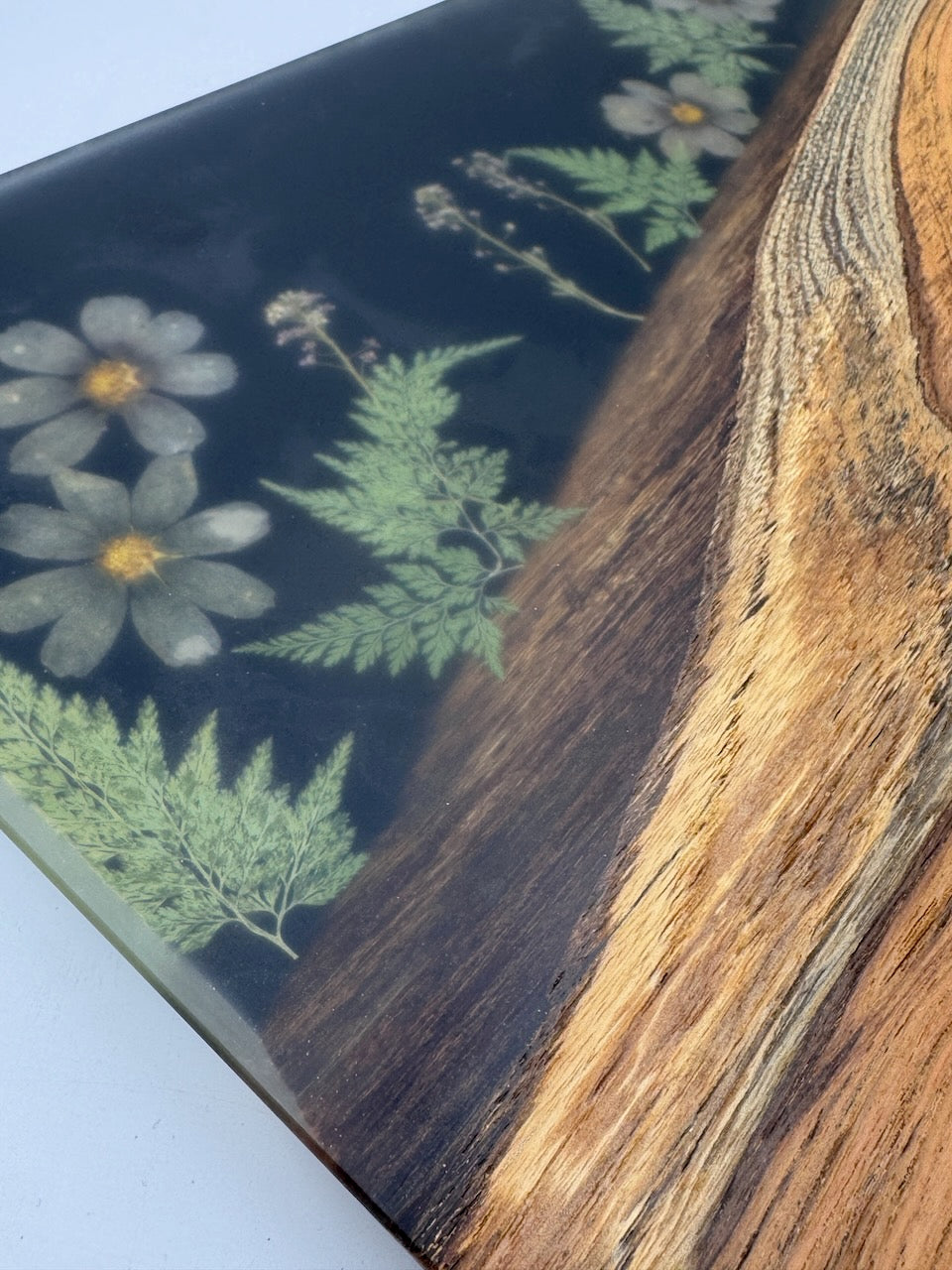 Schwarzer Palisander mit Blumen
