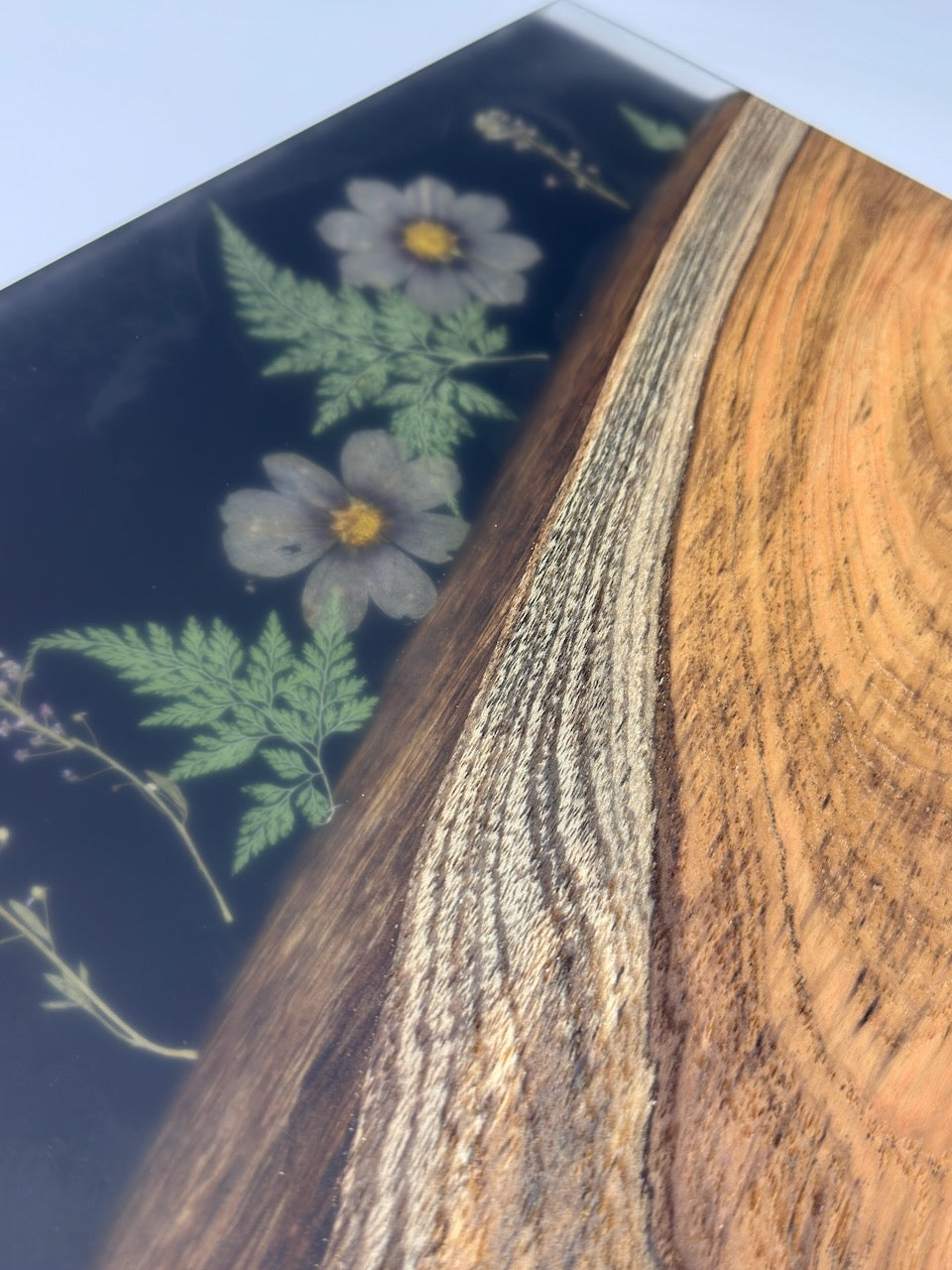 Schwarzer Palisander mit Blumen