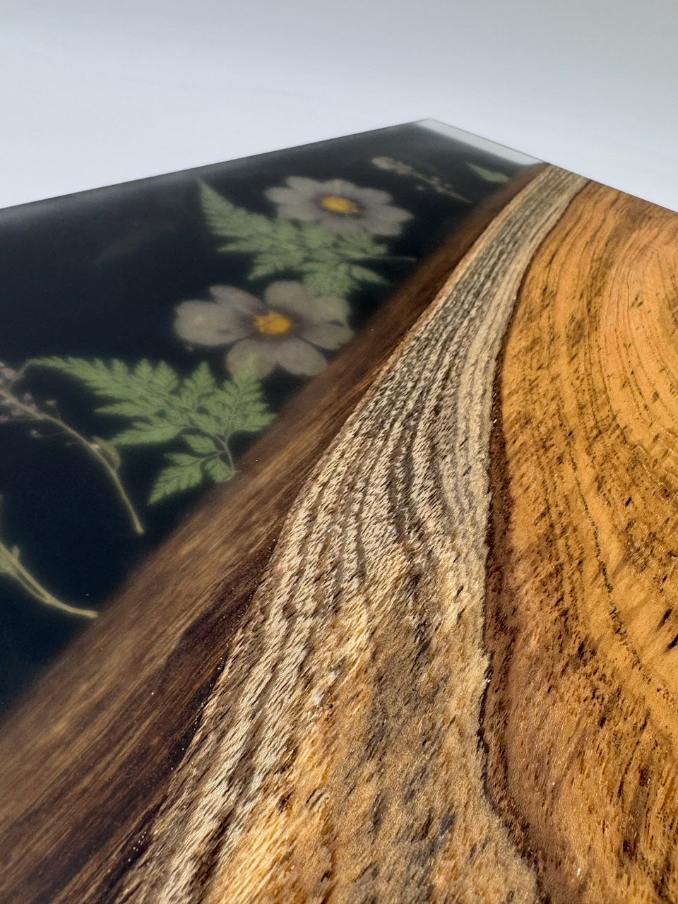Schwarzer Palisander mit Blumen