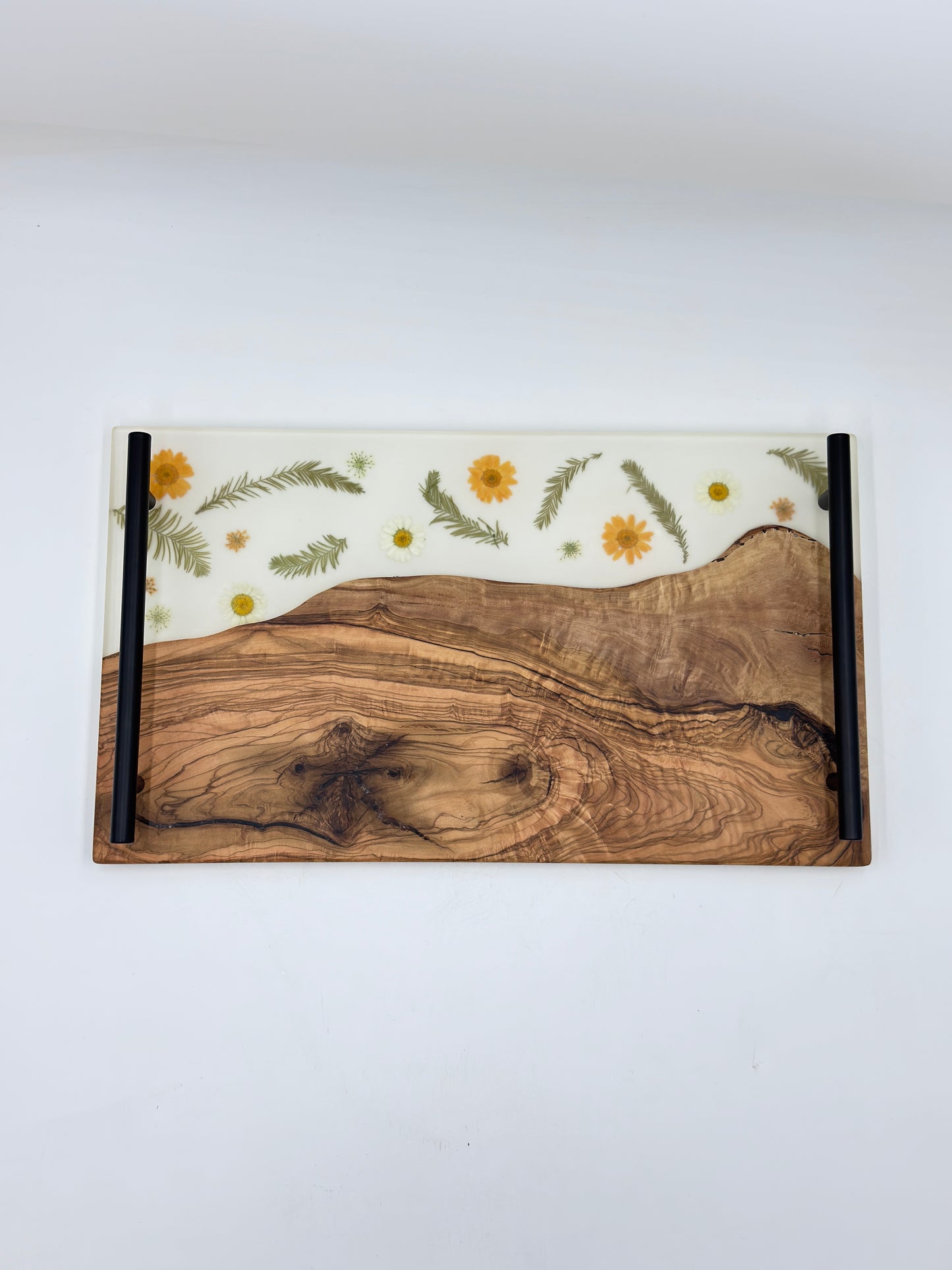 Weiße Olive mit Blumen