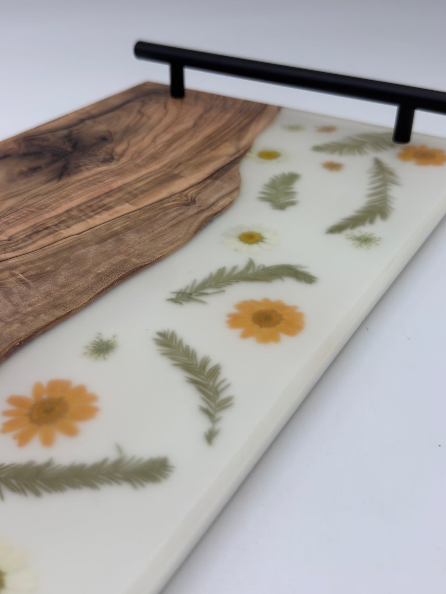 Weiße Olive mit Blumen
