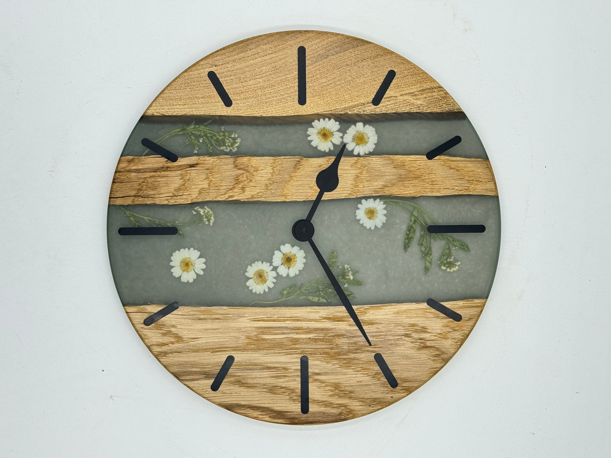 Grüne Eiche mit Blumen