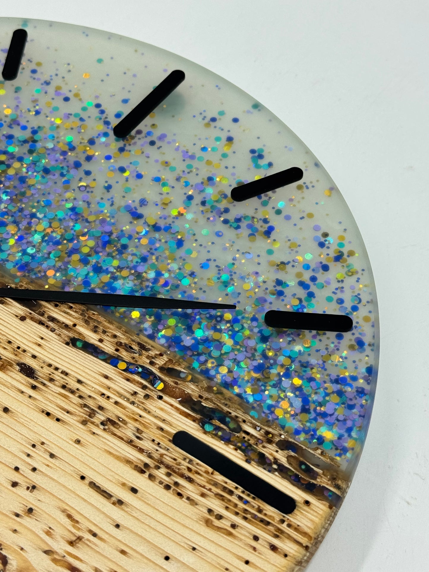 Hellblaue Fichte verwurmt mit Glitzer