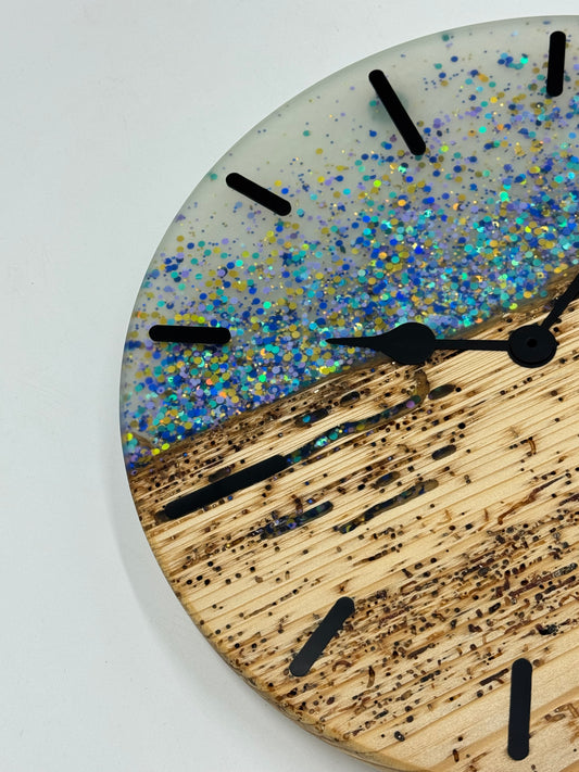 Hellblaue Fichte verwurmt mit Glitzer