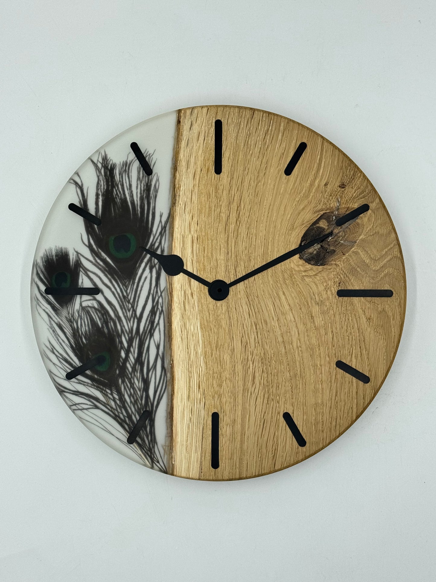 Weiße Eiche mit Pfauenfedern