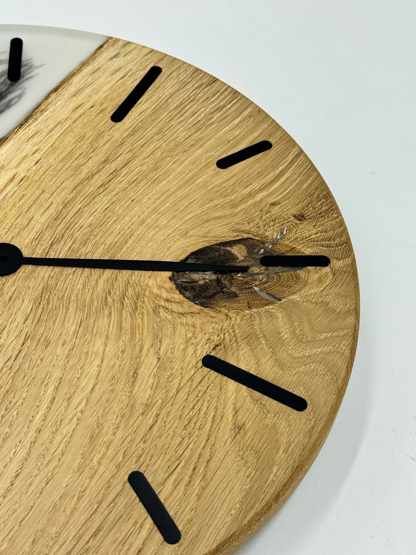 Weiße Eiche mit Pfauenfedern