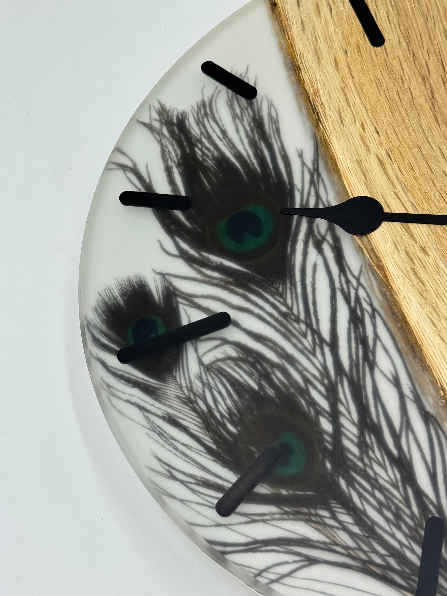 Weiße Eiche mit Pfauenfedern