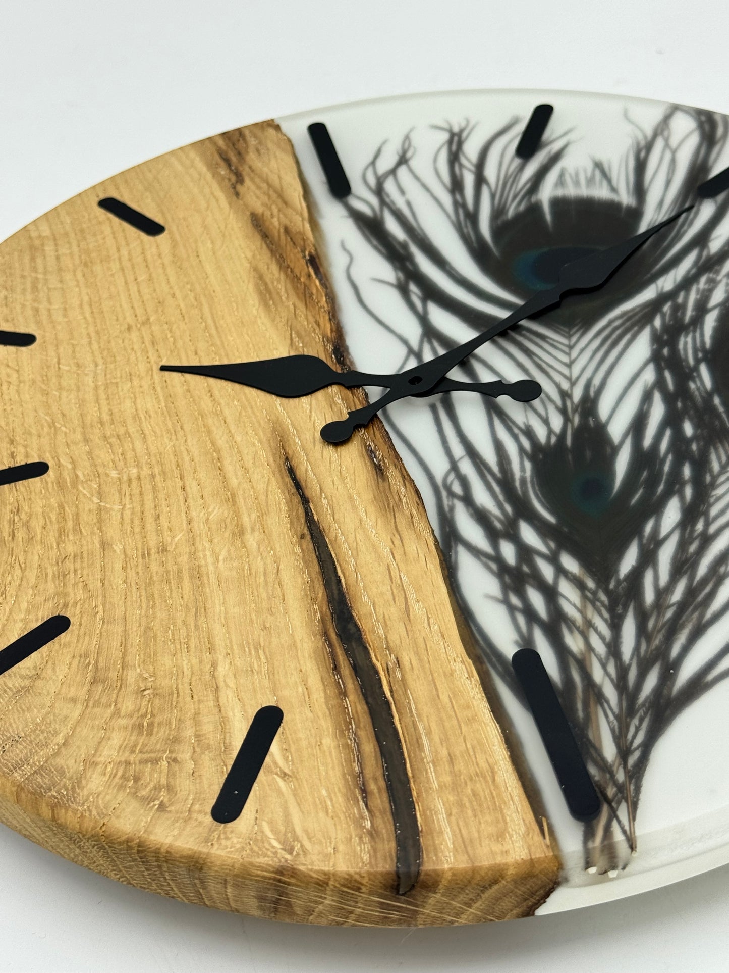 Weiße Eiche mit Pfauenfedern