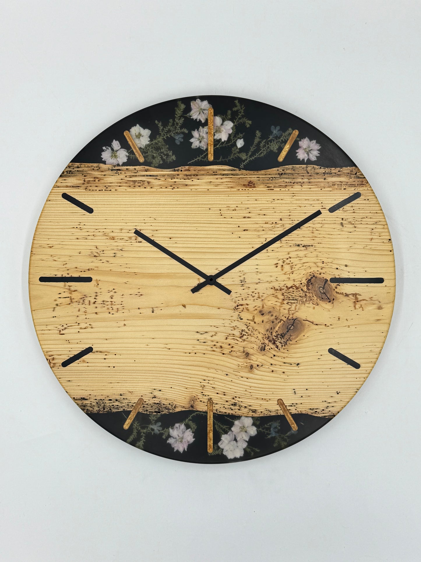 Schwarze Fichte verwurmt mit Blumen