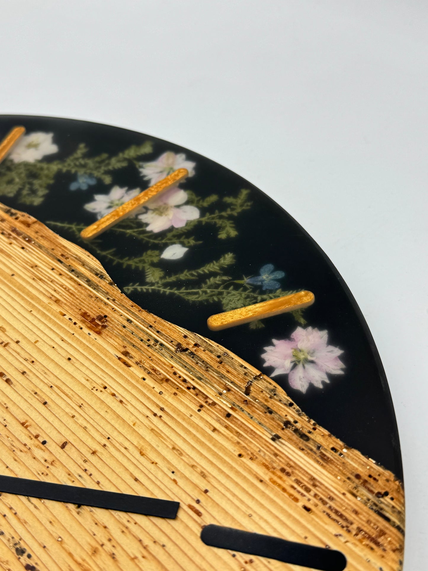 Schwarze Fichte verwurmt mit Blumen