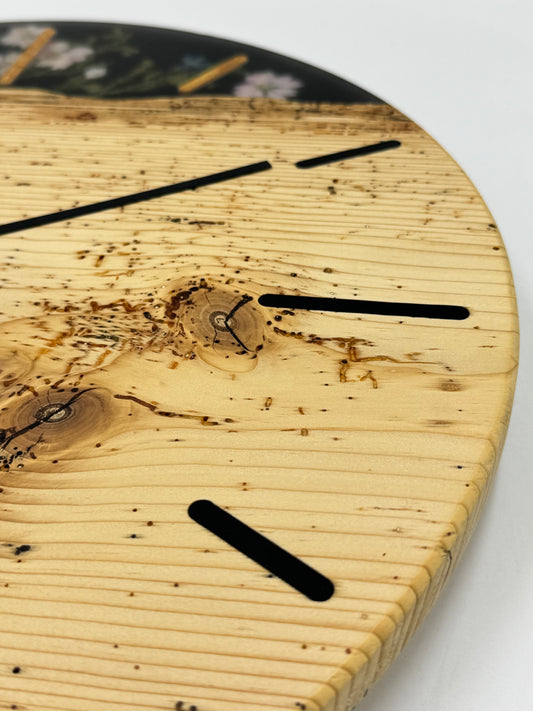 Schwarze Fichte verwurmt mit Blumen