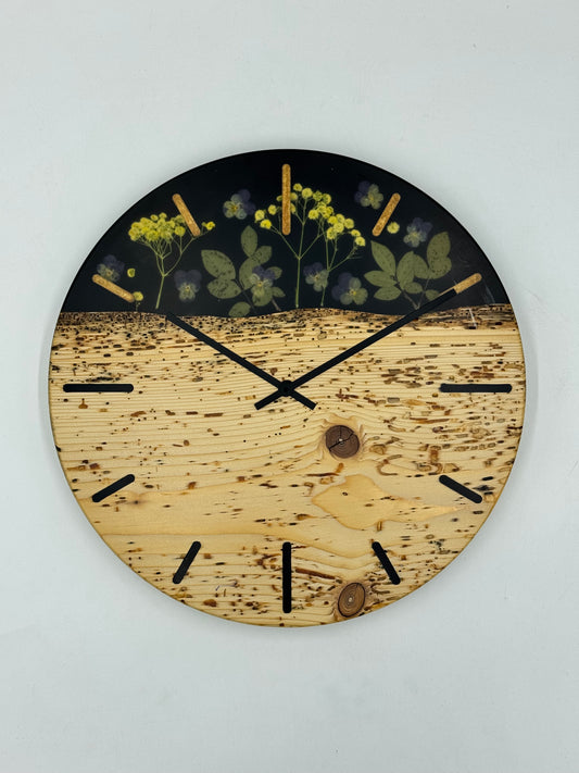 Schwarze Fichte verwurmt mit Blumen