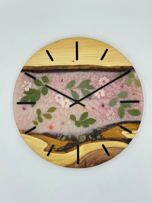 Rosa Zwetschge mit Blumen