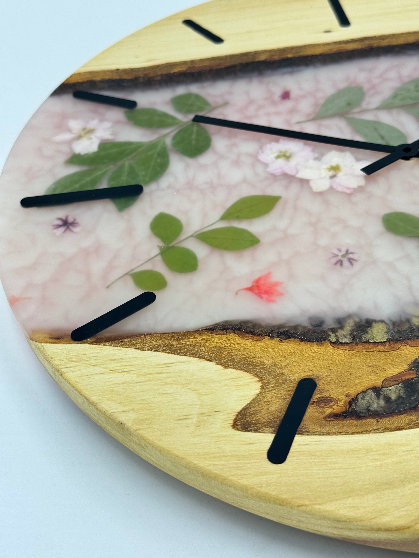 Rosa Zwetschge mit Blumen