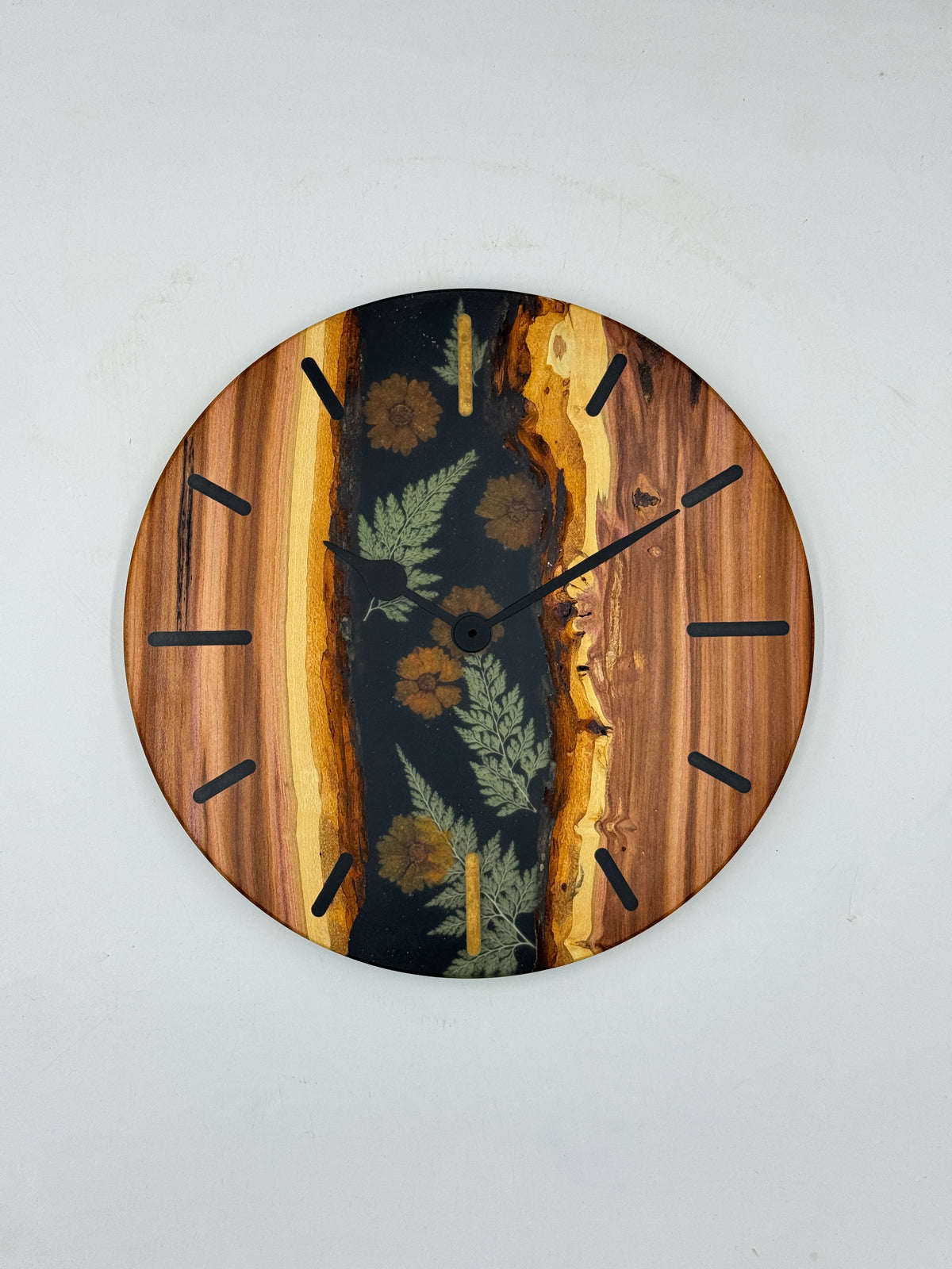 Schwarze Zwetschge mit Blumen