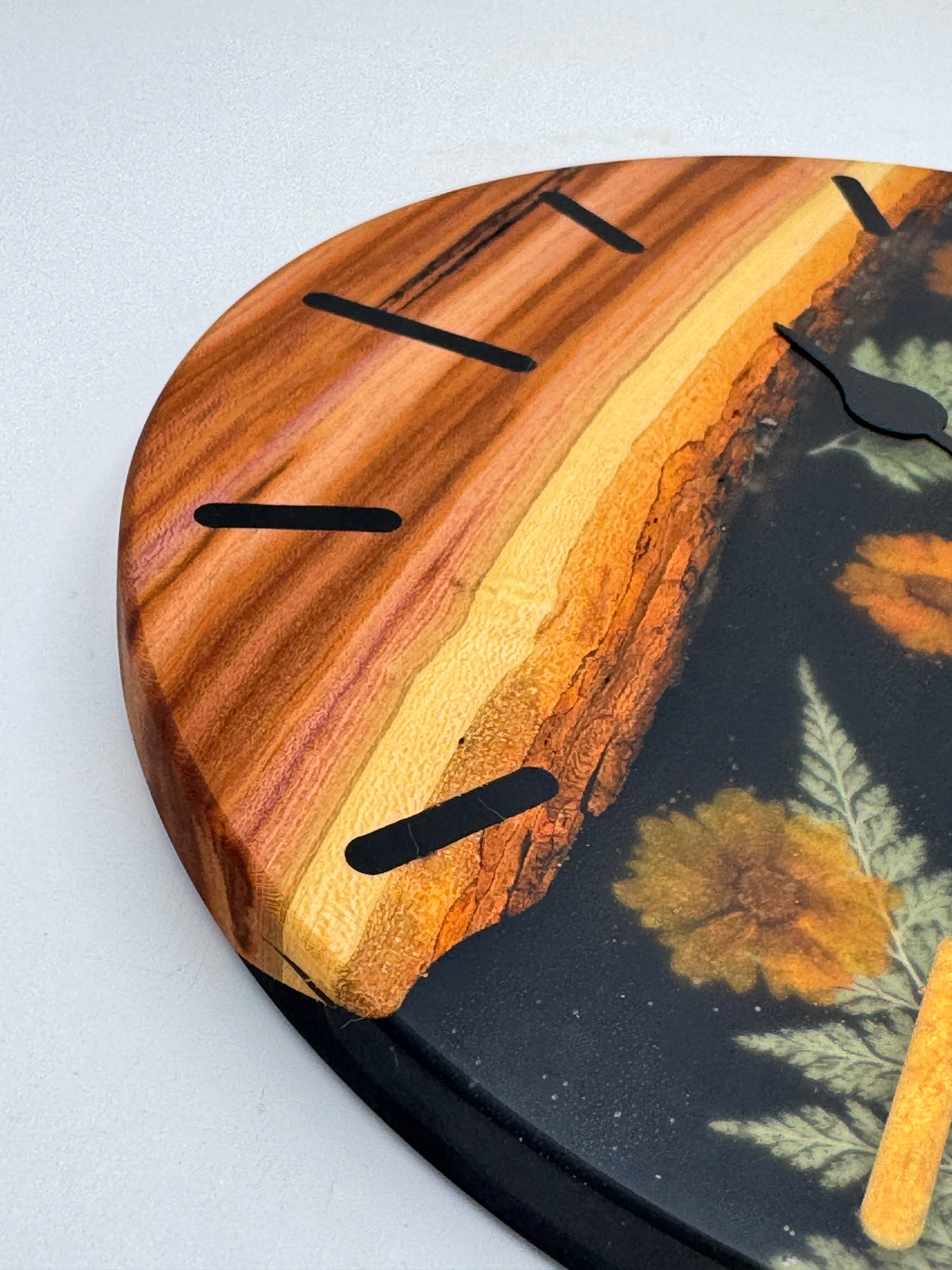 Schwarze Zwetschge mit Blumen
