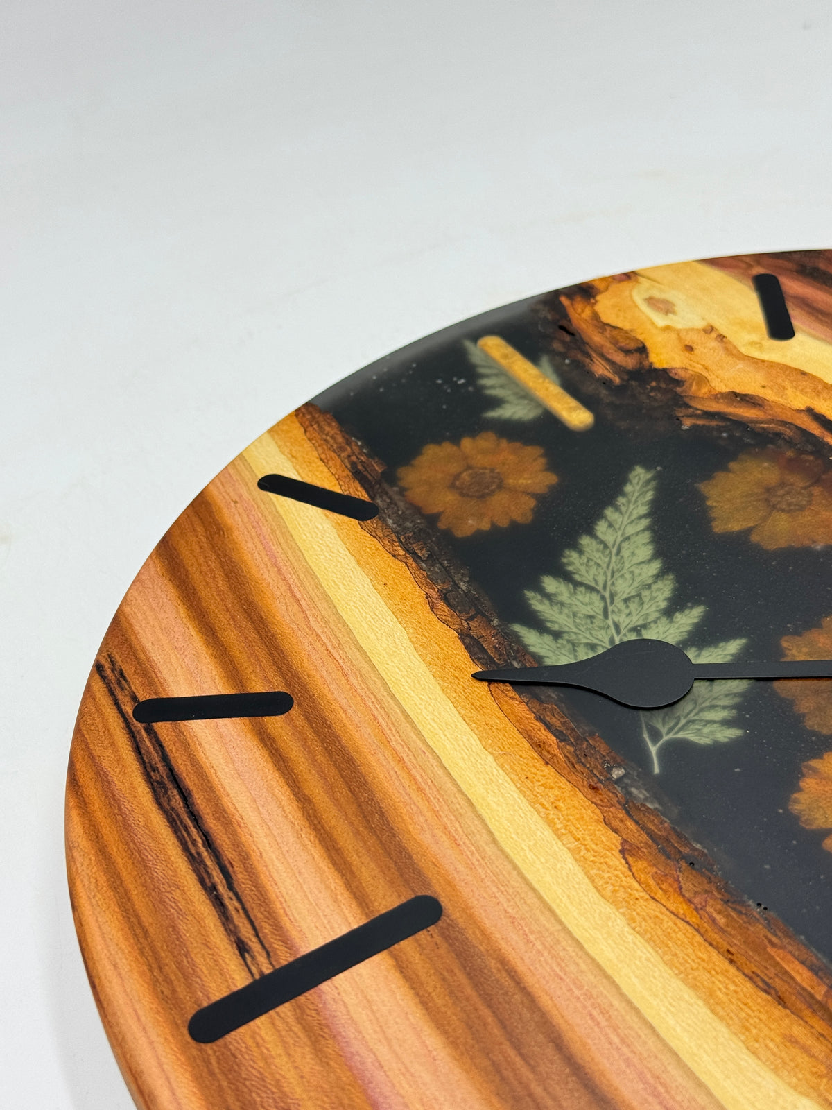 Schwarze Zwetschge mit Blumen