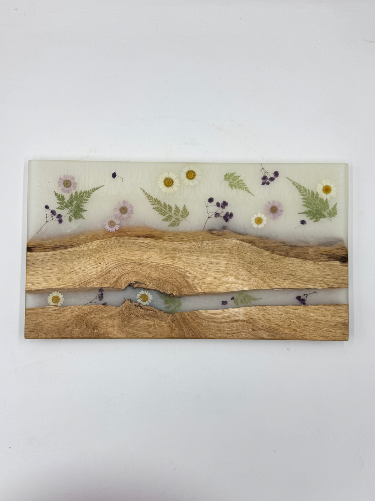 Weiße Eiche mit Blumen